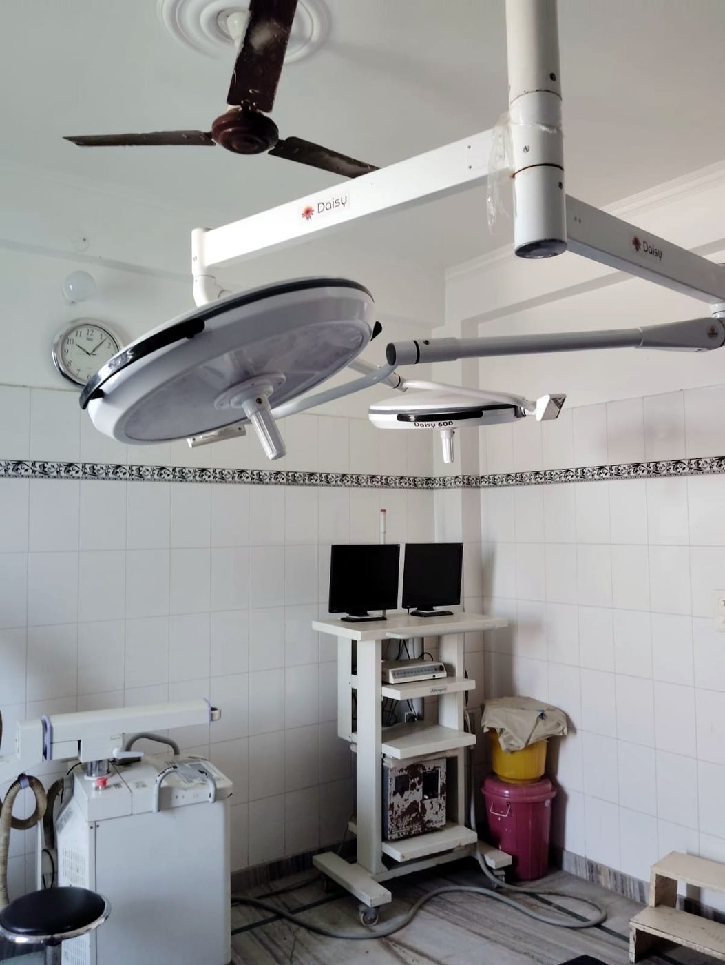 Operation theatre at Narayan Hospital with twin ceiling-mounted Daisy LED surgical lights